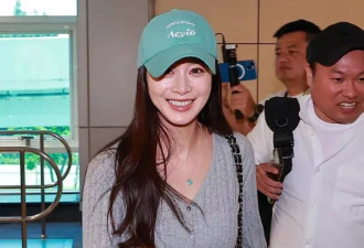 45岁金泰希为医美代言，脸油到反光