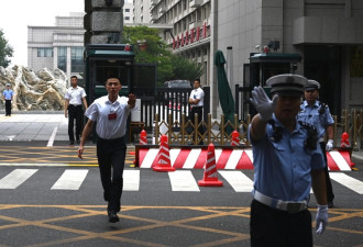 中南海连发“过时”文件 折射高层权力转移