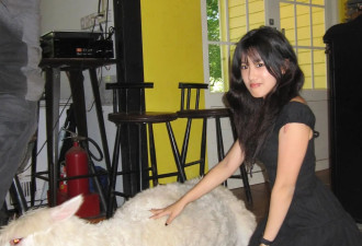 贾静雯19岁女儿梧桐妹被质疑已辍学，分享街拍变漂亮了