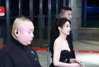 贾静雯瘦下来后差点认不出！穿抹胸裙美到犯规，50岁看着像20岁