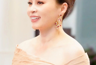 苏提达就是稳！穿露肩小粉裙出席音乐会，雍容华贵完胜好几位新宠