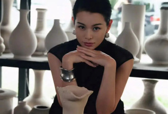 胡杏儿内地活动未戴婚戒，婚变疑云再起....