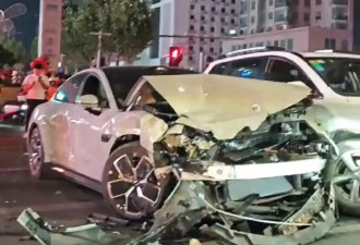 小米SU7路口连撞多车 当地：车主已被控制