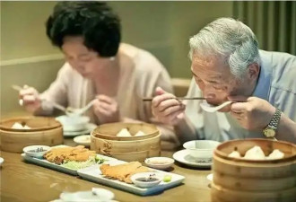 “吃饭八分饱”错了？医生：过了60岁吃饭要...
