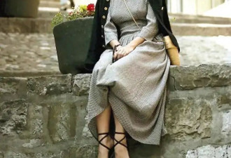 林青霞真不显老，穿条纹T恤难掩气质美，和小17岁宁静同框似姐妹