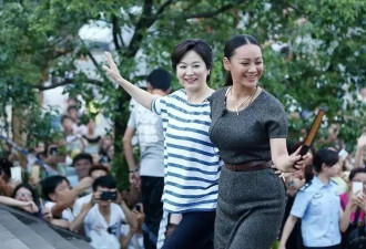 林青霞真不显老，穿条纹T恤难掩气质美，和小17岁宁静同框似姐妹