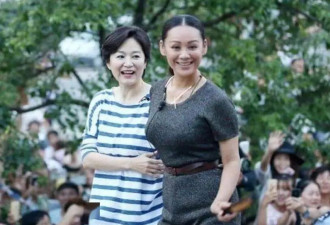 林青霞真不显老，穿条纹T恤难掩气质美，和小17岁宁静同框似姐妹