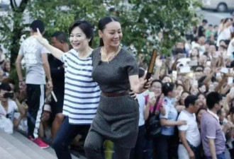 林青霞真不显老，穿条纹T恤难掩气质美，和小17岁宁静同框似姐妹