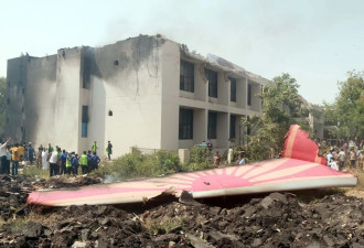 印度客机坠毁在医学院,家属：我儿子二楼跳下逃生