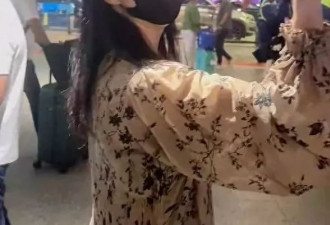 倪虹洁携大3岁男友现身，15年爱情长跑未领证