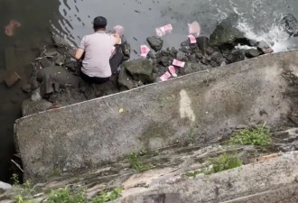 深圳河道惊现大量成捆的钞票 警方介入调查