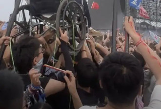 音乐节现场观众将轮椅女孩高高举起 当事人:非常感动