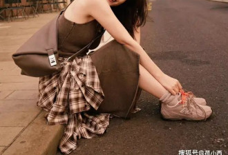 高圆圆太懂松弛感穿搭了！衬衫不配牛仔裤、高跟鞋，才更时髦高级