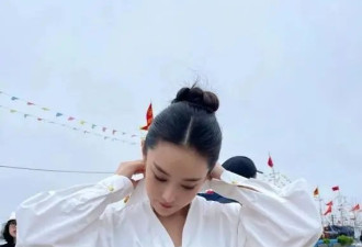 38岁张馨予太丰满，穿衬衫都兜不住好身材，军人老公眼光真好