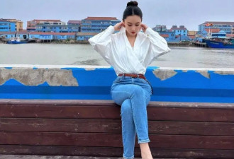 38岁张馨予太丰满，穿衬衫都兜不住好身材，军人老公眼光真好