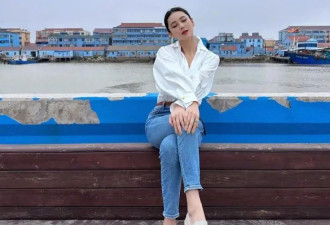 38岁张馨予太丰满，穿衬衫都兜不住好身材，军人老公眼光真好