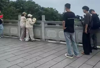 44岁谢娜现身长沙，阔腿裤盖不住小肚子