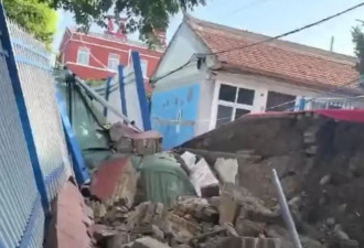 学校围墙风雨天倒塌,墙外帐篷内祖孙二人被砸身亡
