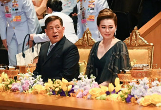 苏提达王后也放飞了？罕见穿上低胸裙出席活动风格大变，放大招了