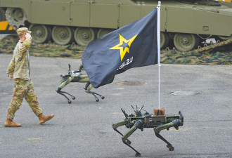 美国阅兵 无人战车、机械狗成亮点