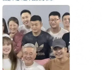 赵本山和徒弟们一起过父亲节，头发胡子全白了，女儿球球亲吻脸颊