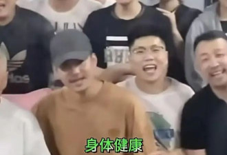 赵本山和徒弟们一起过父亲节，头发胡子全白了，女儿球球亲吻脸颊