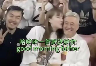 赵本山和徒弟们一起过父亲节，头发胡子全白了，女儿球球亲吻脸颊