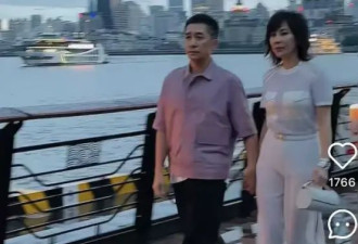 刘嘉玲夫妇逛外滩被偶遇，老夫老妻手牵手好恩爱，梁朝伟打扮朴素依旧社恐