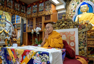 达赖喇嘛年近90岁，流亡藏人对族群命运感到焦虑