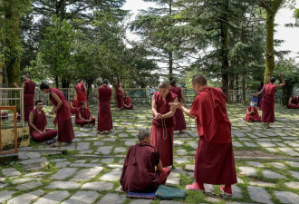 达赖喇嘛年近90岁，流亡藏人对族群命运感到焦虑