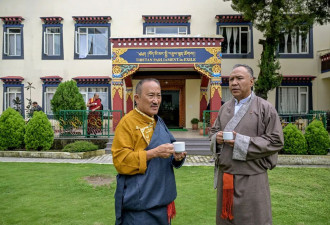 达赖喇嘛年近90岁，流亡藏人对族群命运感到焦虑