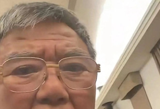 73岁李立群和疑银环蛇近距离唠嗑，让蛇住自家院里，网友：胆真大