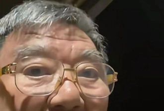 73岁李立群和疑银环蛇近距离唠嗑，让蛇住自家院里，网友：胆真大