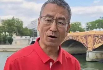 央视一哥白岩松近况曝光，面容枯槁，老态龙钟，踢球倒地起不来