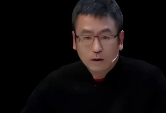 央视一哥白岩松近况曝光，面容枯槁，老态龙钟，踢球倒地起不来