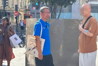 央视一哥白岩松近况曝光，面容枯槁，老态龙钟，踢球倒地起不来