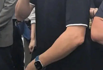 55岁吴奇隆逛市集，生图皮肤跟柚子皮一样，老了胖了但还是很好看