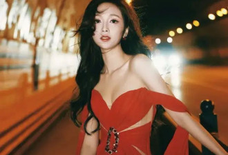 吴宣仪穿深V红玫瑰裙超妩媚！肤白貌美曼妙身材性感迷人