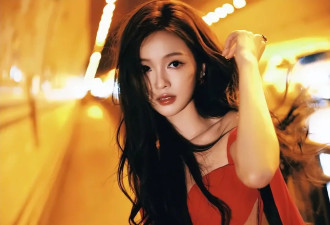 吴宣仪穿深V红玫瑰裙超妩媚！肤白貌美曼妙身材性感迷人