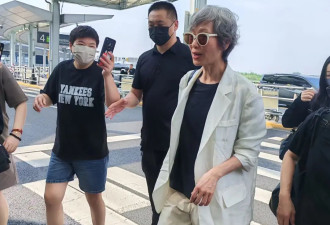 62岁叶童现身上海，真人很瘦、衣服满是褶子，助理保镖左右护卫