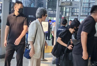 62岁叶童现身上海，真人很瘦、衣服满是褶子，助理保镖左右护卫