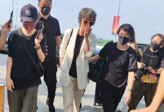 62岁叶童现身上海，真人很瘦、衣服满是褶子，助理保镖左右护卫