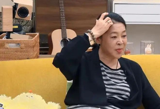 倪萍自曝录综艺8个人吃一条鱼，和蔡明抢不到菜，66岁饿到吃泡面充饥