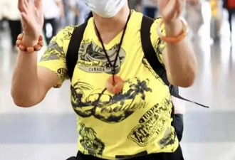 74岁“刘晓庆”再次扮嫩成功，烫了长卷发穿T恤，状态嫩回38岁