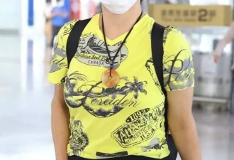 74岁“刘晓庆”再次扮嫩成功，烫了长卷发穿T恤，状态嫩回38岁