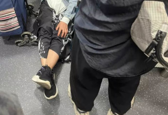 上海地铁现“板凳大军”席地而坐 深圳亦苦其久矣