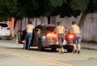 3男酒后手推汽车回家 交警：违法！网友吵翻了