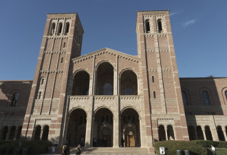 华裔男子毕业57年后才参加典礼 原因令人动容