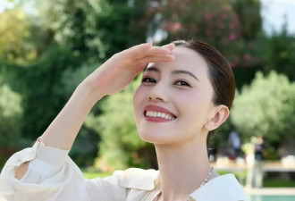 高圆圆换了“低马尾”减龄10岁！穿法式假两件小白裙，简直美炸!