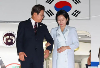 韩国新第一夫人G7之行完美收官！挽着李在明回国，穿浅蓝裙太美了